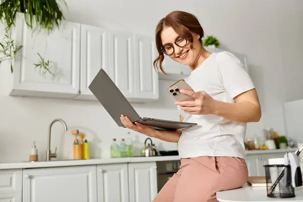 Middle Aged Woman Sits Counter Typing Laptop — Stock Photo, Image