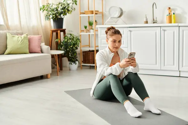 Vrouw Van Middelbare Leeftijd Yoga Mat Verdiept Smartphone — Stockfoto
