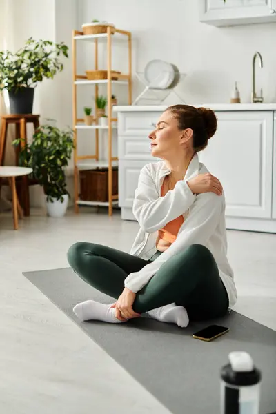 Donna Mezza Età Trovare Pace Una Sessione Yoga Tappeto Una — Foto Stock
