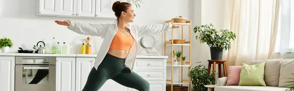 Medelålders Kvinna Finner Frid Och Styrka Genom Yoga Sitt Hem — Stockfoto