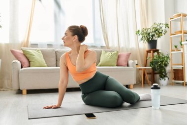 Orta yaşlı bir kadın rahat oturma odasında yoga pozu veriyor..