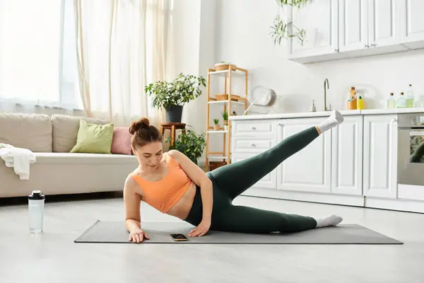 Middelbare Vrouw Die Rust Evenwicht Vindt Door Yoga Een Mat — Stockfoto