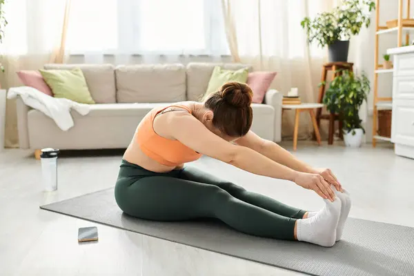 Mujer Mediana Edad Practica Con Gracia Yoga Acogedora Sala Estar — Foto de Stock