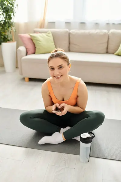Middle Aged Woman Sitting Yoga Mat Phone — Stock Photo, Image