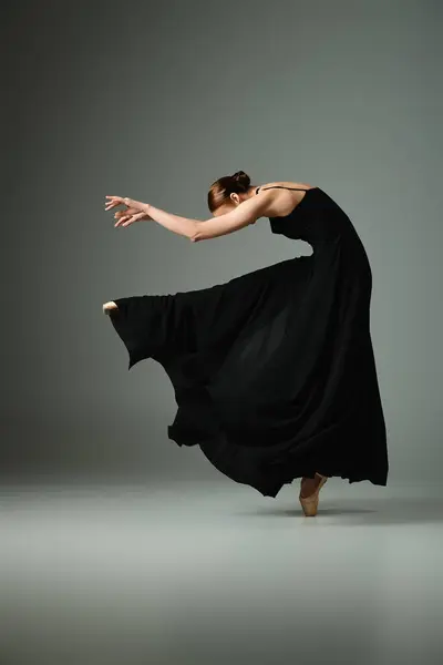 Mladá Krásná Baletka Černých Šatech Elegantně Tančící — Stock fotografie