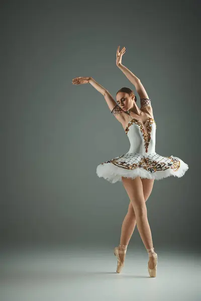 一个穿着白色燕尾服摆姿势的有才华的年轻芭蕾舞演员 — 图库照片