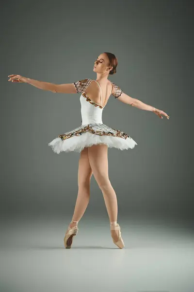 穿着白色晚礼服的年轻天才芭蕾舞演员舞姿优雅 — 图库照片