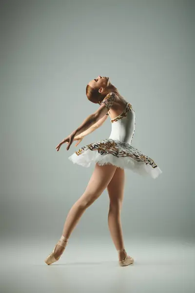 Jovem Bailarina Dança Graciosamente Tutu Branco Leotard — Fotografia de Stock