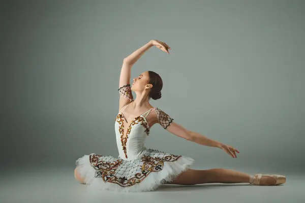Talentosa Bailarina Joven Posa Elegantemente Vestido Blanco —  Fotos de Stock