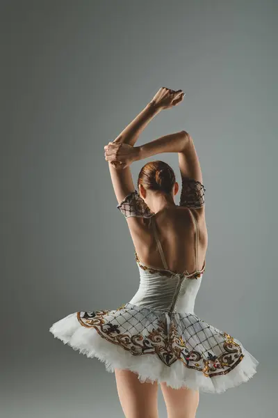 穿着白衣的年轻貌美的芭蕾舞演员舞姿优雅 — 图库照片