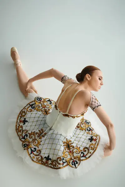 Ung Begåvad Ballerina Dansar Graciöst Tutu Och Leotard — Stockfoto