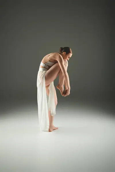 Una Joven Hermosa Bailarina Con Vestido Blanco Inclina Elegantemente —  Fotos de Stock