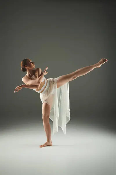 Молода Балерина Білій Сукні Демонструє Витонченість Енергію Динамічній Танцювальній Позі — стокове фото
