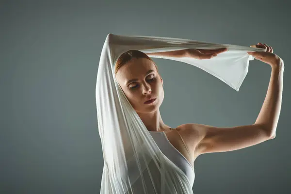 一位年轻的芭蕾舞演员穿着白衣 头戴面纱 舞姿优雅 — 图库照片