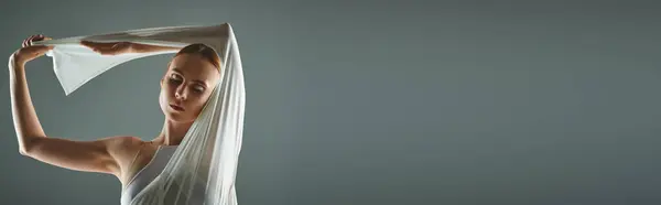 Ballerina Weißen Kleid Hält Anmutig Tuch Über Den Kopf — Stockfoto