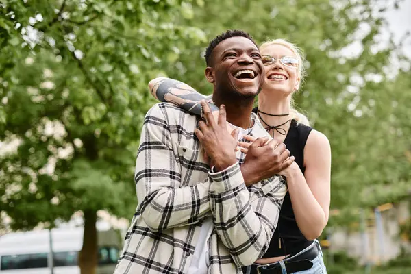 一对快乐的多文化夫妇 一个在公园里抱着白人女人的非裔美国男人 — 图库照片