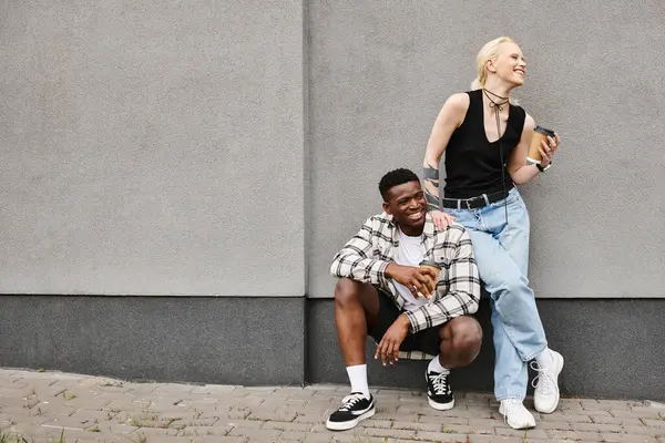 Ein Multikulturelles Paar Sitzt Friedlich Nebeneinander Auf Dem Städtischen Bürgersteig — Stockfoto