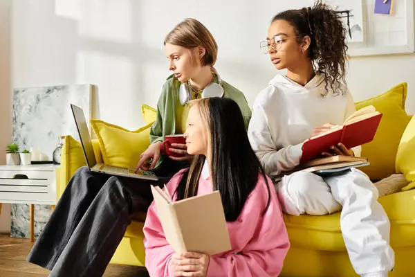 Three Teenage Girls Different Races Sit Couch Absorbed Books Creating — Stock Photo, Image
