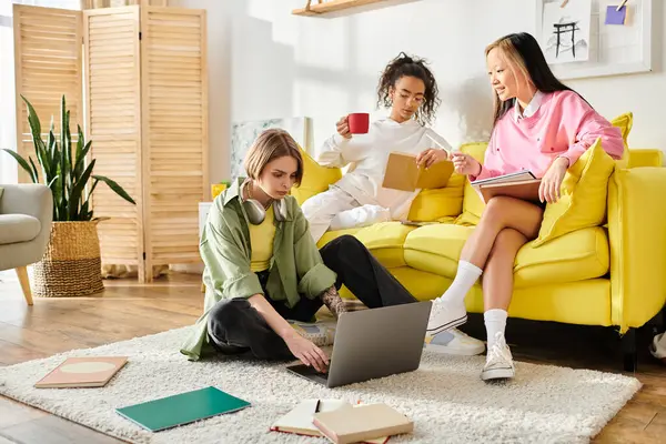 Bir grup kadın, canlı sarı bir kanepede otururken dostça sohbet ediyorlar..