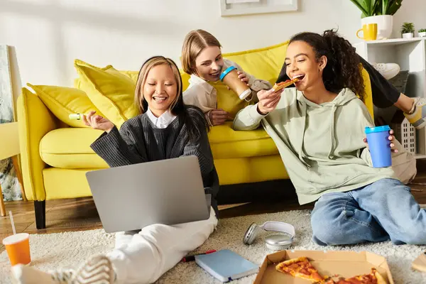 Multikulturelle Teenager Mädchen Sitzen Auf Dem Fußboden Nehmen Digitalen Aktivitäten — Stockfoto