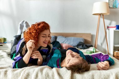 Çekici, neşeli bir adam ve güzel kız arkadaşı birlikte vakit geçiriyorlar ve yatakta dinleniyorlar.