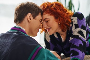 Kapalı gözlü, çekici bir kadın. Evde sevgilisiyle eğleniyor.