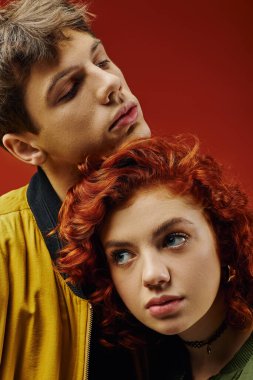 Her gün şık giyinen, güzel ve sevgi dolu bir çift kırmızı arka planda birlikte poz veriyor.