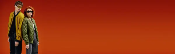 Заманчивая Стильная Пара Модных Одеждах Солнцезащитными Очками Красном Фоне Баннер — стоковое фото