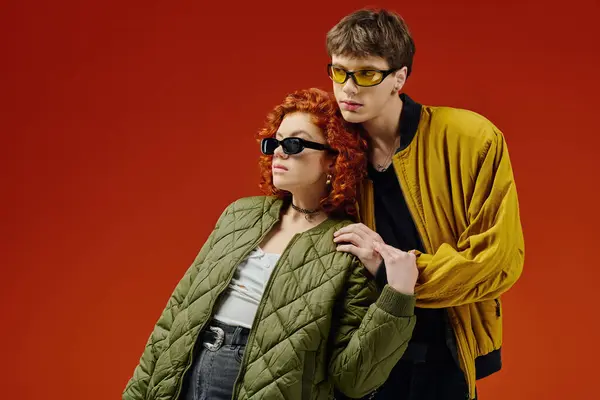 Verführerisch Modisches Paar Mit Cooler Sonnenbrille Bequemen Anzügen Posiert Auf — Stockfoto