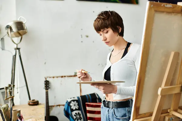 Woman Paints Easel Studio — Stock Photo, Image