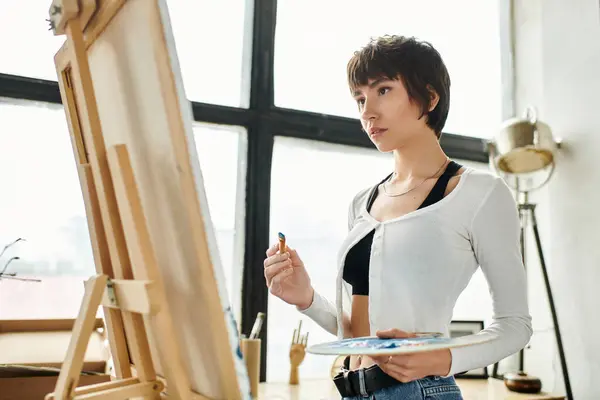 Woman Easel Paintbrush Embracing Creativity — Stock Photo, Image