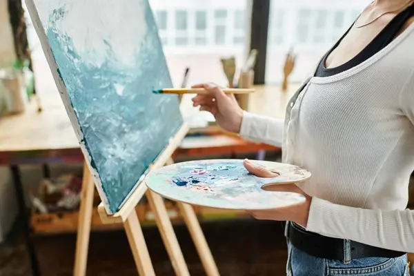 Woman Holding Paintbrush Palette — Stockfoto