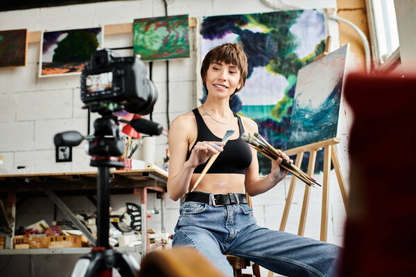 Женщина, сидящая, уравновешенная, держащая кисть.