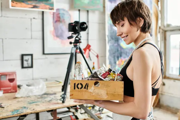 Mujer Muestra Caja Pintura Delante Cámara — Foto de Stock