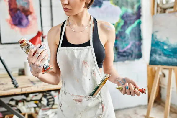 Kobieta Pracowni Sztuki Malująca Szczotką Ręku — Zdjęcie stockowe