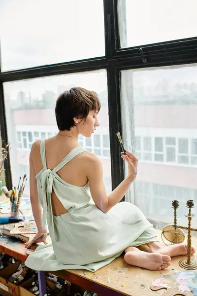 Kadın Pencerenin Önündeki Masada Oturuyor — Stok fotoğraf