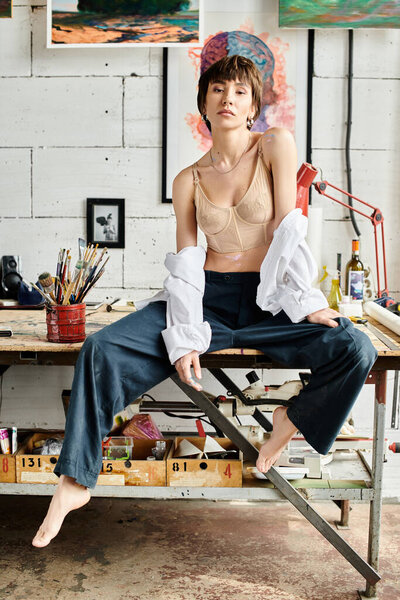 Женщина в мирной позе на деревянном столе.