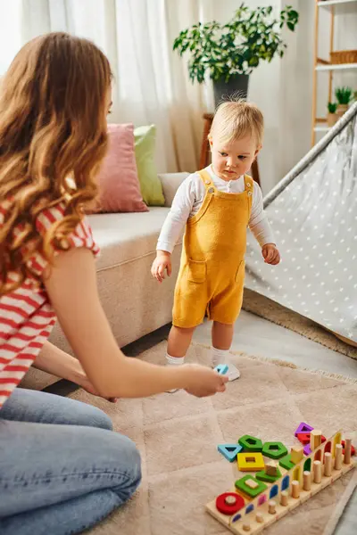 Young Mother Affectionately Plays Her Baby Daughter Cozy Floor Home — Stock Photo, Image