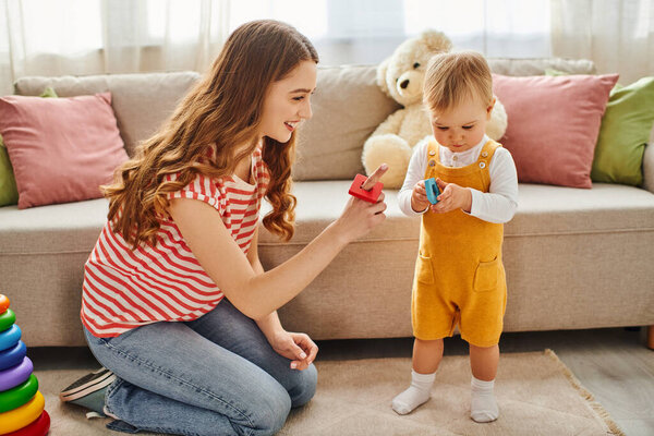 Маленькая девочка, играющая со своей игрушкой, погруженная в мир воображения и чудес.