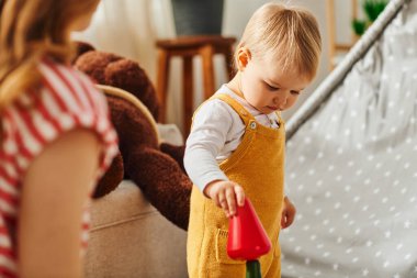 Yeni yürümeye başlayan bir kızın yanında genç bir anne birlikte çok güzel vakit geçiriyor..