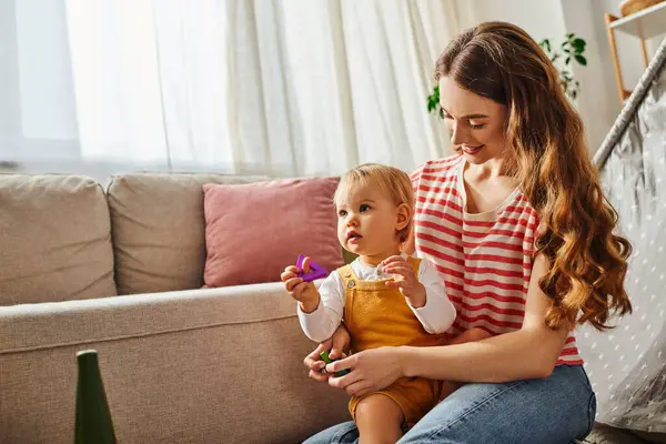 Young Mother Sitting Couch Cradling Her Toddler Daughter Her Arms — Stock Photo, Image
