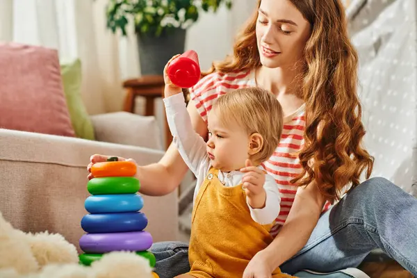 Young Mother Joyfully Engages Her Toddler Daughter While Playing Floor — Stock Photo, Image