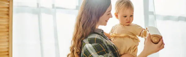 Young Mother Lovingly Holds Her Toddler Daughter Her Arms Home — Stock Photo, Image