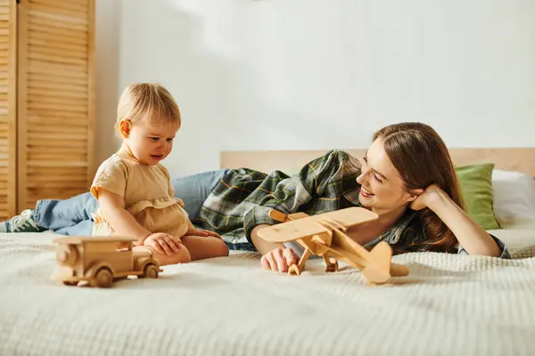 Young Mother Lays Bed Next Her Toddler Daughter Sharing Serene — Stock Photo, Image