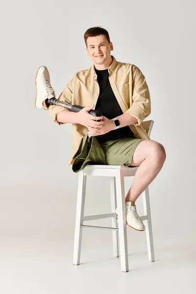 Homem Bonito Com Uma Perna Protética Confiantemente Senta Topo Banco — Fotografia de Stock