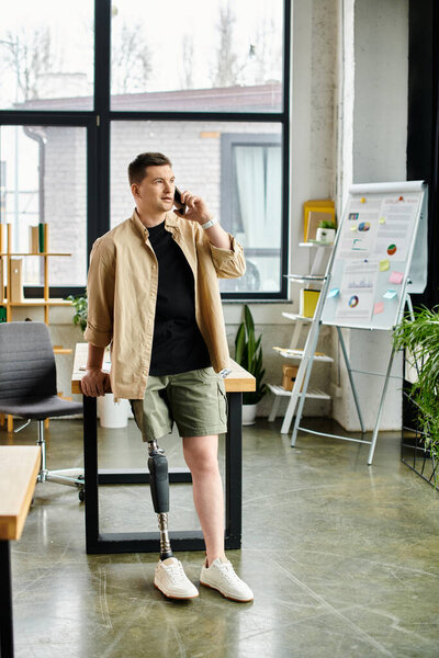 Красивый бизнесмен со сломанной ногой сидит на стуле в офисе.