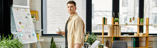 Красивый бизнесмен с протезной ногой, стоящий рядом со столом в своем офисе.