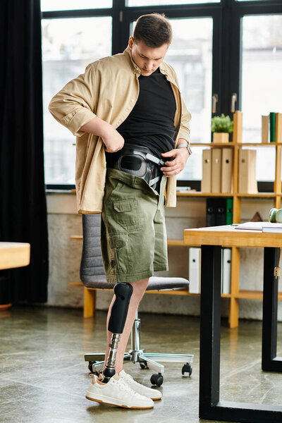 Мужчина уверенно балансирует на протезной ноге в комнате.