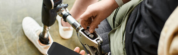 Стильный бизнесмен с протезной ногой, многозадачный с мобильным телефоном.