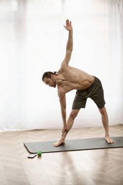 Yakışıklı bir adam nazikçe yoga pozu veriyor..